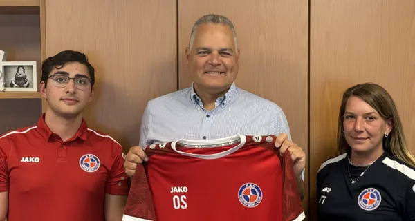 KSC-Jugend gratuliert Olaf Stelse und stärkt Zusammenarbeit