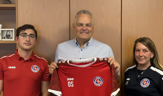 KSC-Jugend gratuliert Olaf Stelse und stärkt Zusammenarbeit